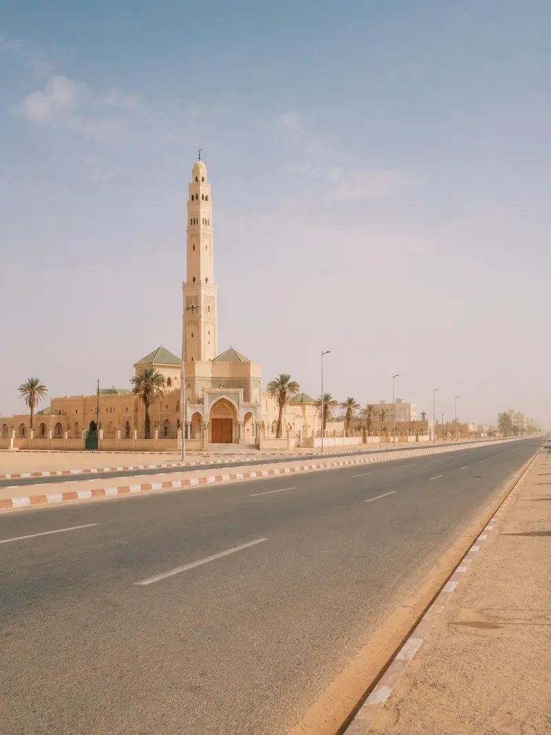 مسجد بمئذنة عالية وشارع رملي واسع في نواكشوط